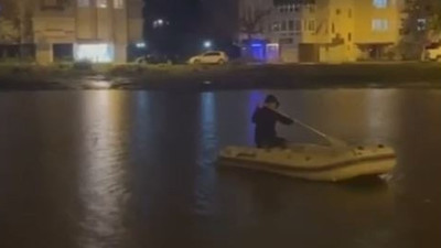 Sular altında kalan arazide biri yüzdü diğeri kürek çekti