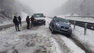 Zonguldak - Ereğli karayolunda kar yüzünden vatandaşlar yolda kaldı