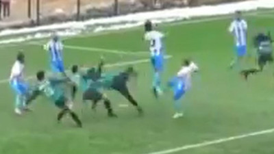 Futbol tarihine geçecek görüntü. Üç futbolcu aynı anda voleye kalktı