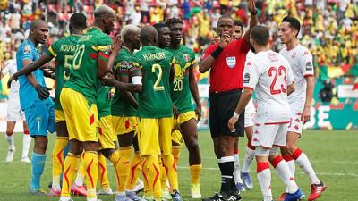 Tunus-Mali maçında büyük skandal. Hakemin yaptıklarına kimse inanamadı