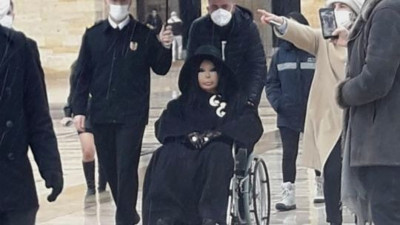 Bülent Ersoy'un Anıtkabir deki fotoğrafları tartışmalara neden oldu