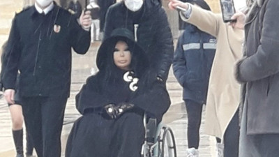 Anıtkabir ziyaretinde Türk askerinin Bülent Ersoy’a şemsiye tutmasına tepki yağdı