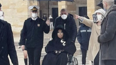 Erk Acarer, Bülent Ersoy'un Anıtkabir fotoğrafına yorum yaptı ''Temperyan Şovalyesi''