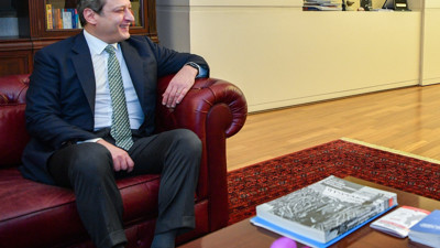 Devlet Su İşleri meğer Galatasaraylıymış. Galatasaray Başkanı Burak Elmas koltuğuna oturup çayını yudumladı