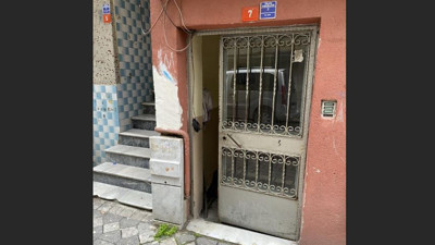 Hırsızlar bunu da yaptı. Bina kapısız kaldı