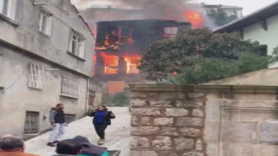 Beyoğlu’nda yanan ahşap bina küle döndü