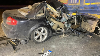 Lüks araçla sürat TIR'ın altında bitti