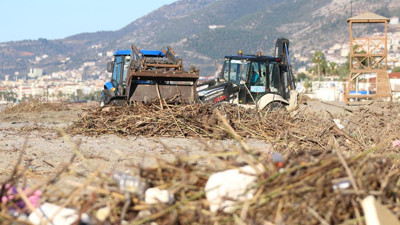 Fırtına Alanya sahillerini çöp deposuna çevirdi