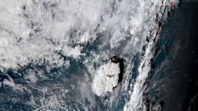 Yanardağ bomba gibi patladı. Tsunami evleri yuttu. İnfilak sesleri 800 km uzaklıktan duyuldu