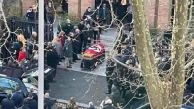 Cenazede Nazi bayrağı açanlara operasyon