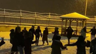 Kar yağışını halay çekerek kutladılar