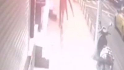 Bir garip olay. Kıyafeti beğendi, mankeniyle beraber çaldı