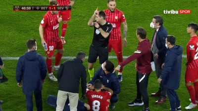 Real Betis - Sevilla derbisinde oyuncunun kafasına öyle bir şey attılar ki kimse ne olduğunu çözemedi! Bir anda yere yığıldı