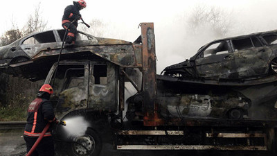 TIR ve taşıdığı 4 araç alev alev yandı