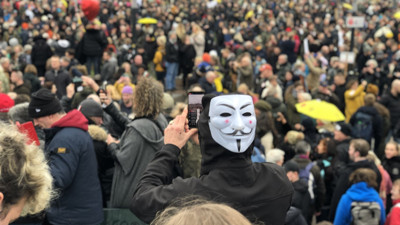 Hollanda'da binlerce kişi kısıtlamaları protesto etti