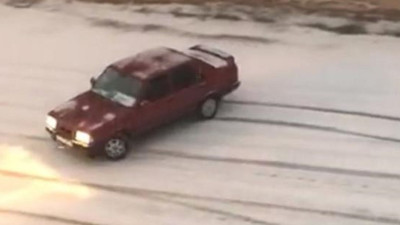 Buzlu caddede araçlar çarpışan otoya döndü