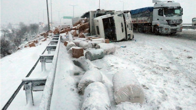 Anadolu Otoyolu'nda kamyon devrildi!