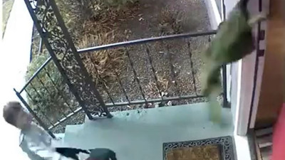 Küçük kardeşinden kaçan ağabey sosyal medyayı altüst etti