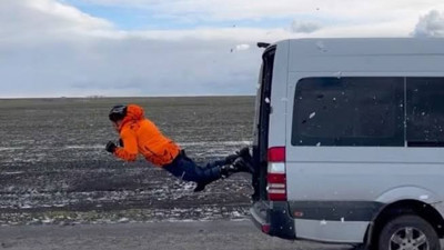 80 km hızla giden aracın içinden geçti. Yürekleri ağza getirdi