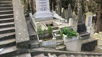Azra Erhat'ın mezarına ikinci saldırı