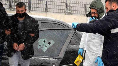 Eşine taciz sanığını adliye çıkışı otomobilinde vurdu