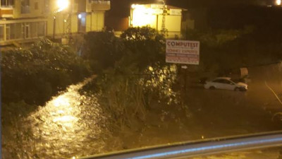 Samandağ'ı sağanak vurdu: Dere taştı, araçlar zarar gördü