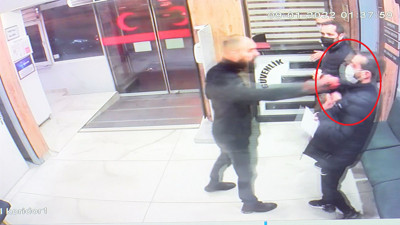 Acil serviste bıçaklı saldırgan dehşeti! Kim durduracak bu şiddeti…