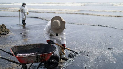 Varil varil petrol okyanusa sızdı. Ünlü plaj kapatıldı