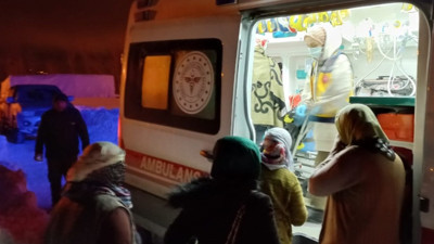 Sancısı tutan hamile kadını hastaneye yetiştirmek için zamanla yarıştılar!