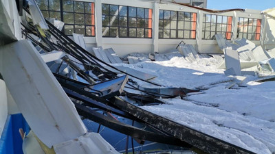 Spor salonunu kar çökertti