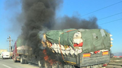 Hayvan yemi yüklü TIR alev alev yandı