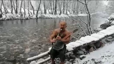 Malatya'da dondurucu soğukta şort giyip klarnet çaldı