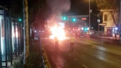 Alev topuna dönen araçtan son anda kurtuldu