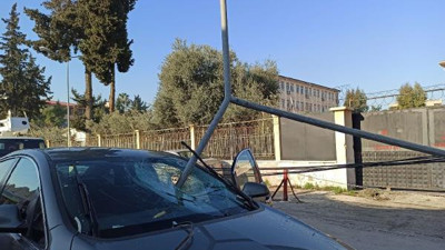 Seyir halindeki otomobile direk saplandı