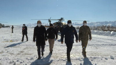 Bakan Akar ve komutanlar sınır hattında