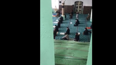 Cuma namazında İmam hutbe okurken birden camiye girdi: Biz açız