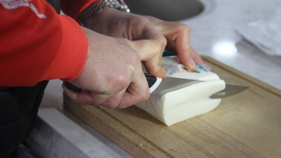 Vatandaş evinde kendi kaşar peynirini üretmeye başladı