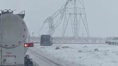 Kırşehir'de rüzgar yüksek gerilim hattı direğini yıktı