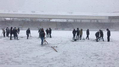 Beşiktaş taraftarından büyük fedakarlık! Maç ertelenmesin diye kolları sıvadılar