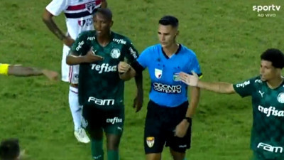 Alex'in takımının taraftarı bıçakla sahaya girdi ve...