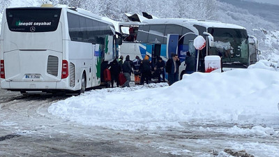Yolcu otobüsü TIR'a çarptı! 2 yolcu yaralandı...