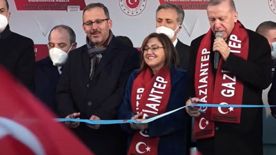 Erdoğan Fatma Şahin'in kulağına eğilip kimi sordu. Mikrofonlar açık unutulunca herkes duydu. Çok kötü tam bir deli