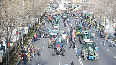 Çiftçiler hükümete isyan etti! Traktörünü, atını alan meydana indi