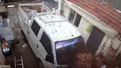 Dev kaya parçası 30 metreden düştü. 4 kişi ölümden kıl payı kurtuldu