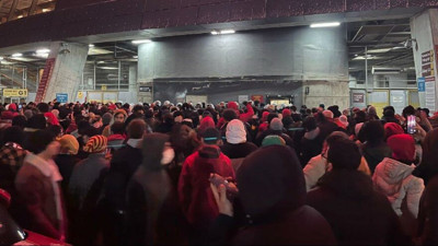 Galatasaray taraftarı kapıları kırdı: Çevik Kuvvet müdahale etti