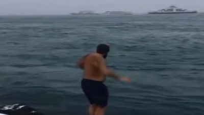 Kar yağarken Sarayburnu’nda denize girdiler