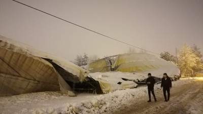 Halı sahanın çatısı yoğun kar yağışı nedeniyle çöktü