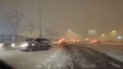 Kadıköy'de kar yağışı nedeniyle kayan otomobil ters döndü