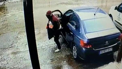 Otomobilin camını kırdı 87 bin lira çaldı