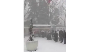 Eksi 5 derecede ucuz ekmek kuyruğu. İhaleci müteahhitlerin sofrasında her şey var fakirin sofrasın halk ekmeği